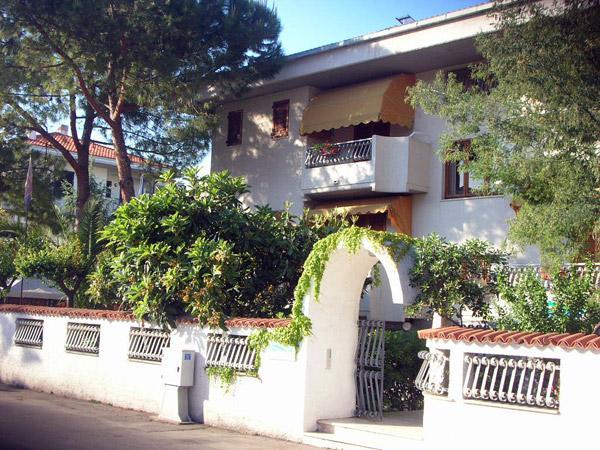 Hotel Bristol Pineto Exterior photo